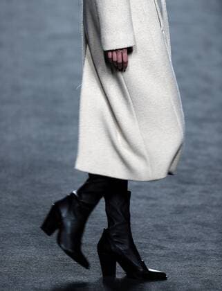 A model takes to the catwalk a creation from the Fall Winter 2017 collection of designer Angel Schlesser at the Mercedes-Benz Fashion Week Madrid (MBFWM) held at the IFEMA Congress and Events center in Madrid, 17 February 2017. THE MBFWM runs from 16 to 21 February. MADRID FASHION WEEK !ACHTUNG: NUR REDAKTIONELLE NUTZUNG!  Copyright: xJ.J.xGuillénx 20170217-636229475450937114