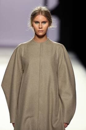 A model takes to the catwalk with a creation from the Fall Winter 2017 collection of the firm Devota & Lomba at the Mercedes-Benz Fashion Week Madrid (MBFWM) held at the IFEMA Congress and Events center in Madrid, 17 February 2017. THE MBFWM runs from 16 to 21 February. MADRID FASHION WEEK !ACHTUNG: NUR REDAKTIONELLE NUTZUNG!  Copyright: xJ.J.xGuillenx 20170217-636229531048212296