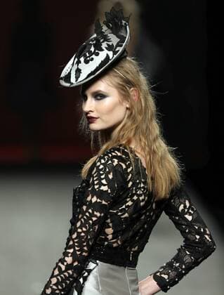 A model takes to the catwalk a creation from the Fall Winter 2017 collection of designer Ion Fiz at the Mercedes-Benz Fashion Week Madrid (MBFWM) held at the IFEMA Congress and Events center in Madrid, 17 February 2017. THE MBFWM runs from 16 to 21 February. MADRID FASHION WEEK !ACHTUNG: NUR REDAKTIONELLE NUTZUNG!  Copyright: xJ.J.xGuillénx 20170217-636229613463693068
