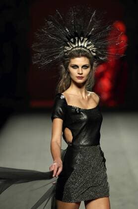 A model takes to the catwalk a creation from the Fall Winter 2017 collection of designer Ion Fiz at the Mercedes-Benz Fashion Week Madrid (MBFWM) held at the IFEMA Congress and Events center in Madrid, 17 February 2017. THE MBFWM runs from 16 to 21 February. MADRID FASHION WEEK !ACHTUNG: NUR REDAKTIONELLE NUTZUNG!  Copyright: xJ.J.xGuillénx 20170217-636229614739132716