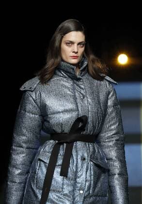 A model takes to the catwalk wearing a creation from the Fall Winter 2017 collection of Spanish designer Moises Nieto on the second day of the Mercedes-Benz Fashion Week Madrid (MBFWM) held at the IFEMA Congress and Events center in Madrid, 18 February 2017. THE MBFWM runs from 16 to 21 February. MADRID FASHION WEEK !ACHTUNG: NUR REDAKTIONELLE NUTZUNG!  Copyright: xZipix GRA075 20170218-636230194496787046