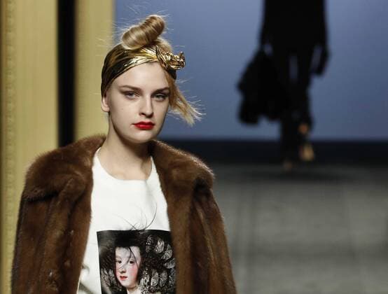 A model takes to the catwalk wearing a creation from the Fall Winter 2017 collection of Spanish designer Miguel Marinero on the second day of the Mercedes-Benz Fashion Week Madrid (MBFWM) held at the IFEMA Congress and Events center in Madrid, 18 February 2017. THE MBFWM runs from 16 to 21 February. MADRID FASHION WEEK !ACHTUNG: NUR REDAKTIONELLE NUTZUNG!  Copyright: xZipix GRA075 20170218-636230199383112400