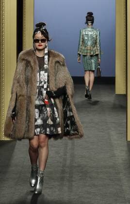 A model takes to the catwalk wearing a creation from the Fall Winter 2017 collection of Spanish designer Miguel Marinero on the second day of the Mercedes-Benz Fashion Week Madrid (MBFWM) held at the IFEMA Congress and Events center in Madrid, 18 February 2017. THE MBFWM runs from 16 to 21 February. MADRID FASHION WEEK !ACHTUNG: NUR REDAKTIONELLE NUTZUNG!  Copyright: xZipix GRA075 20170218-636230199403860134