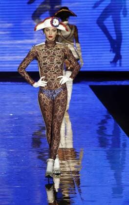 A model takes to the catwalk wearing a creation from the Fall Winter 2017 collection by Spanish designer Andres Sarda on the second day of the Mercedes-Benz Fashion Week Madrid (MBFWM) held at the IFEMA Congress and Events center in Madrid, 18 February 2017. THE MBFWM runs from 16 to 21 February. MADRID FASHION WEEK !ACHTUNG: NUR REDAKTIONELLE NUTZUNG!  Copyright: xZipix GRA104 20170218-636230258677390074