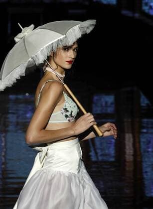 A model takes to the catwalk wearing a creation from the Fall Winter 2017 collection by Spanish designer Andres Sarda on the second day of the Mercedes-Benz Fashion Week Madrid (MBFWM) held at the IFEMA Congress and Events center in Madrid, 18 February 2017. THE MBFWM runs from 16 to 21 February. MADRID FASHION WEEK !ACHTUNG: NUR REDAKTIONELLE NUTZUNG!  Copyright: xZipix GRA104 20170218-636230259419160564