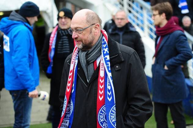 Kiel, 18. Januar 2017 Fußball, Saison 2016 2017, 3. Liga, 23. Spieltag, Holstein Kiel - Fortuna Köln: SPD Kanzlerkandidat Martin Schulz bei der 3. Liga Partie zwischen Holstein Kiel und Fortuna Köln im Holstein Stadion Leng 18 January 2017 Football Season 2016 2017 3 League 23 Matchday Holstein Leng Fortuna Cologne SPD Chancellor candidate Martin Schulz at the 3 League Game between Holstein Leng and Fortuna Cologne in Holstein Stadium