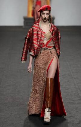 A model takes to the catwalk wearing a creation from the Fall Winter 2017 collection by Spanish designer Ana Locking on the second day of the Mercedes-Benz Fashion Week Madrid (MBFWM) held at the IFEMA Congress and Events center in Madrid, 18 February 2017. THE MBFWM runs from 16 to 21 February. MADRID FASHION WEEK !ACHTUNG: NUR REDAKTIONELLE NUTZUNG!  Copyright: xJJxGUILLENx GRA303 20170218-636230346242055408