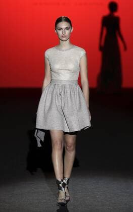 A model takes to the catwalk wearing a creation from the Fall Winter 2017 collection by Spanish designer Hannibal Laguna on the second day of the Mercedes-Benz Fashion Week Madrid (MBFWM) held at the IFEMA Congress and Events center in Madrid, 18 February 2017. THE MBFWM runs from 16 to 21 February. MADRID FASHION WEEK !ACHTUNG: NUR REDAKTIONELLE NUTZUNG!  Copyright: xJJxGUILLENx GRA391 20170218-636230399333141232
