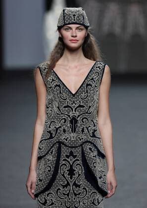 A model takes to the catwalk wearing a creation from the Fall Winter 2017 collection by Spanish designer Teresa Helbig during the Mercedes-Benz Fashion Week Madrid (MBFWM), in Madrid, Spain, 18 February 2017. The fall winter 2017 18 collections are presented from 16 to 21 February. Teresa Helbig - Runway - Mercedes-Benz Fashion Week Madrid F W 2017 18 !ACHTUNG: NUR REDAKTIONELLE NUTZUNG!  Copyright: xJJxGUILLENx GRA440 20170218-636230442966747925