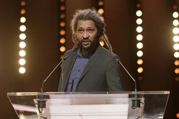 Regisseur Alain Gomis mit dem Silbernen Bären für den Film FILICETE während der Preisverleihung anlässlich der 67. Berlinale 67. Internationale Filmfestspiele Berlin