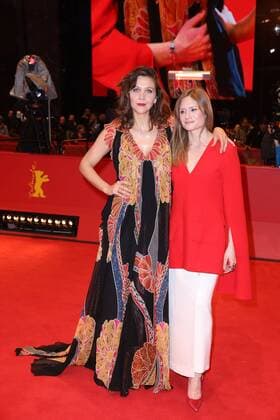 Maggie Gyllenhaal und Julia Jentsch bei der Abschluss Gala der 67. Internationale Filmfestspiele Berlin Berlinale am 18.02.2017 in Berlin Berlinale 2017- Abschluss Gala Closing Ceremony 