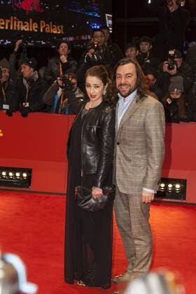 Regisseur Alain Gomis und seine Begleitung auf der Berlinale Preisverleihung am 18.02.2017 Regisseur Alain Gomis und seine Begleitung auf der Berlinale Preisverleihung am 18.02.2017