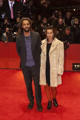 Regisseur Alain Gomis und seine Begleitung auf der Berlinale Preisverleihung am 18.02.2017 Regisseur Alain Gomis und seine Begleitung auf der Berlinale Preisverleihung am 18.02.2017