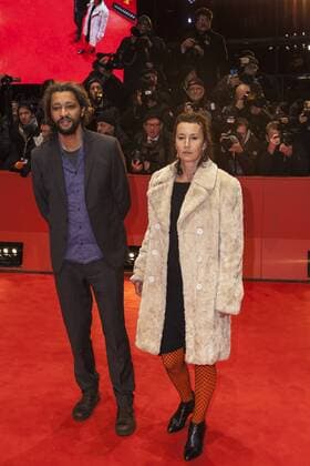 Regisseur Alain Gomis und seine Begleitung auf der Berlinale Preisverleihung am 18.02.2017 Regisseur Alain Gomis und seine Begleitung auf der Berlinale Preisverleihung am 18.02.2017