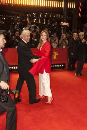 Jury Präsident Paul Verhoeven und Jury Mitglied Julia Jentsch auf der Berlinale Preisverleihung am 18.02.2017 Jury Präsident Paul Verhoeven und Jury Mitglied Julia Jentsch auf der Berlinale Preisverleihung am 18.02.2017