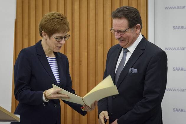 Ministerpräsidentin Anngret Kramp Karrenbauer verleiht am Samstag in der Staatskanzlei in Saarbrücken den saarländischen Verdienstorden für Bruno Proietti (v.li.) Orden18021701D.jpg