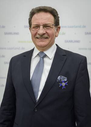 Ministerpräsidentin Anngret Kramp Karrenbauer verleiht am Samstag in der Staatskanzlei in Saarbrücken den saarländischen Verdienstorden für Bruno Proietti. Orden18021701D.jpg
