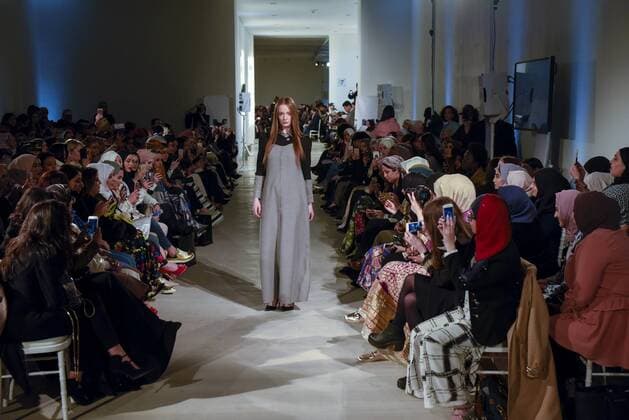 February 18, 2017 - London, UK - London, UK. A model presents a look by Rouge Couture (Dubai) at the UK s first London Modest Fashion Week taking place this weekend at the Saatchi Gallery. The two day event sees 40 brands from across the world come together to showcase their collections for Muslim and other religious women. London UK  - ZUMAl94_ 20170218_zaf_l94_050 Copyright: xStephenxChungx