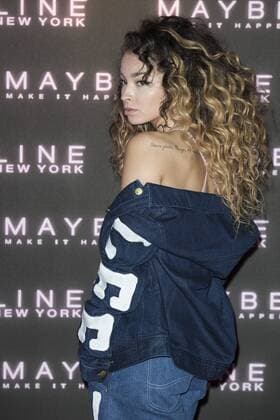 London, UK. 18 February 2017. Ella Eyre attends the Maybelline Bring on the Night party during London Fashion Week at Scotch of St James in Mason s Yard. Maybelline Bring on the Night party during London Fashion Week, London, UK 