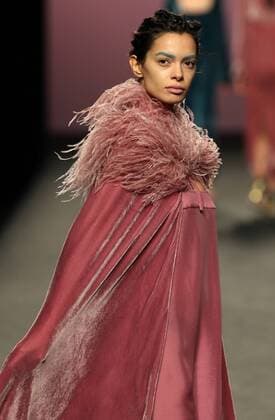 A model takes to the catwalk wearing a creation from the Fall Winter 2017 collection by Spanish designer Marcos Luengo on the third day of the Mercedes-Benz Fashion Week Madrid (MBFWM) held at the IFEMA Congress and Events center in Madrid, 19 February 2017. THE MBFWM runs from 16 to 21 February. MADRID FASHION WEEK !ACHTUNG: NUR REDAKTIONELLE NUTZUNG!  Copyright: xJJxGUILLENx GRA039 20170219-636231032446358394
