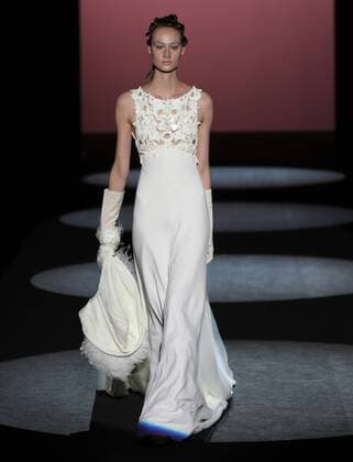 A model takes to the catwalk wearing a creation from the Fall Winter 2017 collection by Spanish designer Marcos Luengo on the third day of the Mercedes-Benz Fashion Week Madrid (MBFWM) held at the IFEMA Congress and Events center in Madrid, 19 February 2017. THE MBFWM runs from 16 to 21 February. MADRID FASHION WEEK !ACHTUNG: NUR REDAKTIONELLE NUTZUNG!  Copyright: xJJxGUILLENx GRA039 20170219-636231033148550402