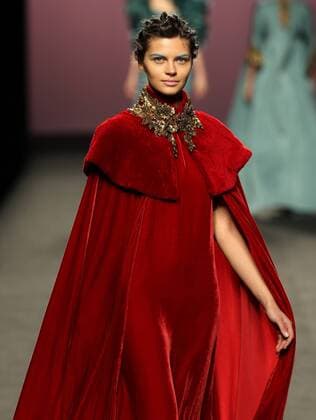 A model takes to the catwalk wearing a creation from the Fall Winter 2017 collection by Spanish designer Marcos Luengo on the third day of the Mercedes-Benz Fashion Week Madrid (MBFWM) held at the IFEMA Congress and Events center in Madrid, 19 February 2017. THE MBFWM runs from 16 to 21 February. MADRID FASHION WEEK !ACHTUNG: NUR REDAKTIONELLE NUTZUNG!  Copyright: xJJxGUILLENx GRA039 20170219-636231033167271362