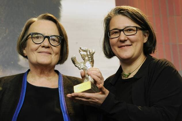 Regisseurin Agnieszka Holland mit Produzentin und Tochter mit dem Silbernen Bären Alfred-Bauer-Preis für den Film SPOOR während der Pressekonferenz der Preisträger der 67. Berlinale snapshot-photography K.M.Krause