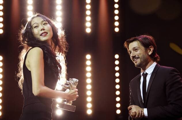 Kin Minhee mit dem Silbernen Bären als Beste Darstellerin in dem Film Bamui haebyun-eoseo honja On the Beach at Night Alone und Diego Luna während der Preisverleihung der Berlinale 2017 67. Internationale Filmfestspiele Berlin im Berlinale Palast. Berlin, 18.02.2017 Foto:xF.xKernx xFuturexImage