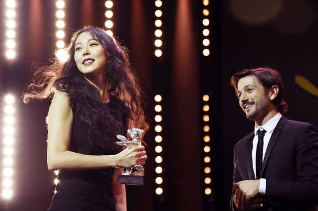 Kin Minhee mit dem Silbernen Bären als Beste Darstellerin in dem Film Bamui haebyun-eoseo honja On the Beach at Night Alone und Diego Luna während der Preisverleihung der Berlinale 2017 67. Internationale Filmfestspiele Berlin im Berlinale Palast. Berlin, 18.02.2017 Foto:xF.xKernx xFuturexImage