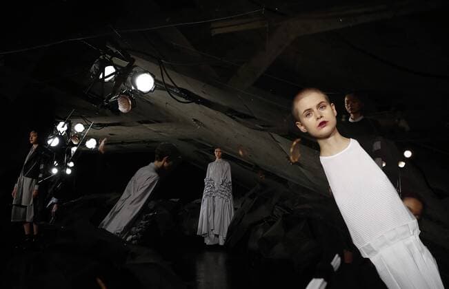 Models showcase designs at the ROBERTS WOOD presentation (multi-exposure) during the London Fashion Week February 2017 collections in London, Britain on Feb. 19, 2017. ) (zjy) BRITAIN-LONDON-LONDON FASHION WEEK-ROBERTS WOOD HanxYan 