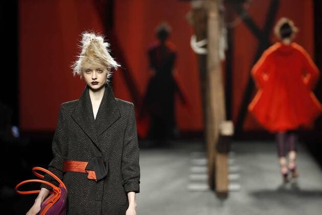 A model takes to the catwalk wearing a creation from the Fall Winter 2017 collection by Spanish designer Ulises Merida on the third day of the Mercedes-Benz Fashion Week Madrid (MBFWM) held at the IFEMA Congress and Events center in Madrid, 19 February 2017. THE MBFWM runs from 16 to 21 February. MADRID FASHION WEEK !ACHTUNG: NUR REDAKTIONELLE NUTZUNG!  Copyright: xZipix GRA217 20170219-636231136146097310