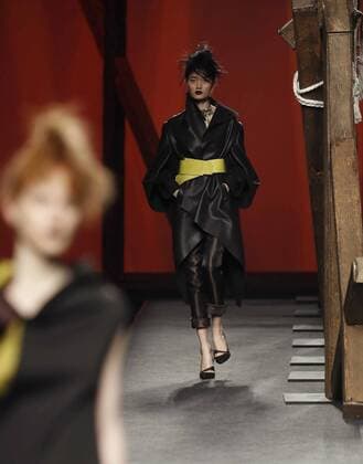 A model takes to the catwalk wearing a creation from the Fall Winter 2017 collection by Spanish designer Ulises Merida on the third day of the Mercedes-Benz Fashion Week Madrid (MBFWM) held at the IFEMA Congress and Events center in Madrid, 19 February 2017. THE MBFWM runs from 16 to 21 February. MADRID FASHION WEEK !ACHTUNG: NUR REDAKTIONELLE NUTZUNG!  Copyright: xZipix GRA217 20170219-636231136829923622