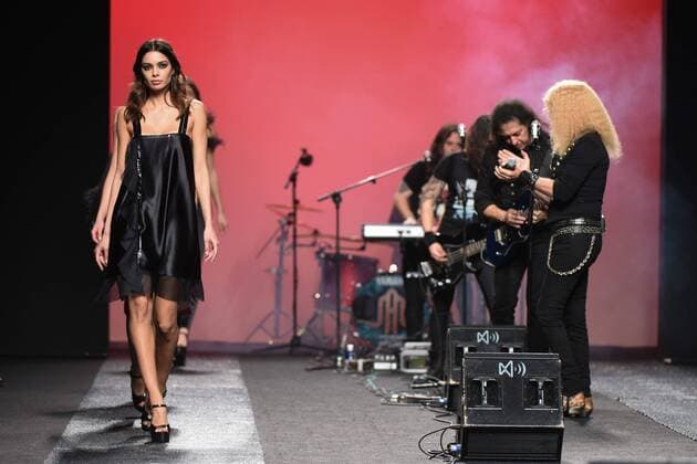 Madrid Fashion Week - Juana Martin Modenschau Juana Martin Modenschau mit der Band Medina Azahara en la Mercedes Benz Fashion Week Madrid 2017. 588 DiegoxPuerta Cordon Press Juana Martin fashion show at Mercedes Benz Fashion Week Madrid 2017. Cordon Press  DiegoxPuerta