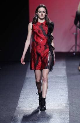 Madrid Fashion Week - Juana Martin Modenschau A model takes to the catwalk wearing a creation from the Fall Winter 2017 collection by Spanish designer Juana Martin during the Mercedes-Benz Fashion Week Madrid (MBFWM) held at the IFEMA Congress and Events center in Madrid, 19 February 2017. THE MBFWM runs from 16 to 21 February. MADRID FASHION WEEK !ACHTUNG: NUR REDAKTIONELLE NUTZUNG!  Copyright: xZipix GRA254 20170219-636231201833305356