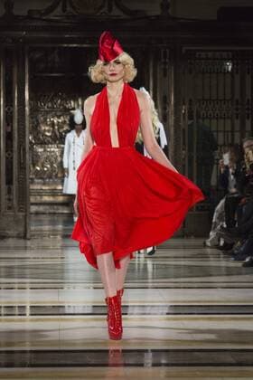 London Fashion Week - Pam Hogg Modenschau London, UK, 19 February 2017. A model walks the runway during the Pam Hogg show at Fashion Scout, London Fashion Week. Pam Hogg, Fashion Scout, London Fashion Week, London, UK 