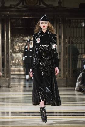 London Fashion Week - Pam Hogg Modenschau London, UK, 19 February 2017. A model walks the runway during the Pam Hogg show at Fashion Scout, London Fashion Week. Pam Hogg, Fashion Scout, London Fashion Week, London, UK 