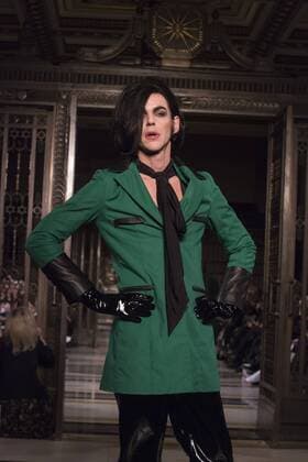 London Fashion Week - Pam Hogg Modenschau London, UK, 19 February 2017. A model walks the runway during the Pam Hogg show at Fashion Scout, London Fashion Week. Pam Hogg, Fashion Scout, London Fashion Week, London, UK 