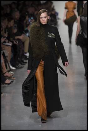 London Fashion Week - Koma Modenschau . 19 02 2017. London, United Kingdom. Models walk the catwalk at the David Koma show on day 3 of London Fashion Week 2017 at 180 The Strand, London, UK,  xBenxStevensx xi-Imagesx IIM-14435-0006