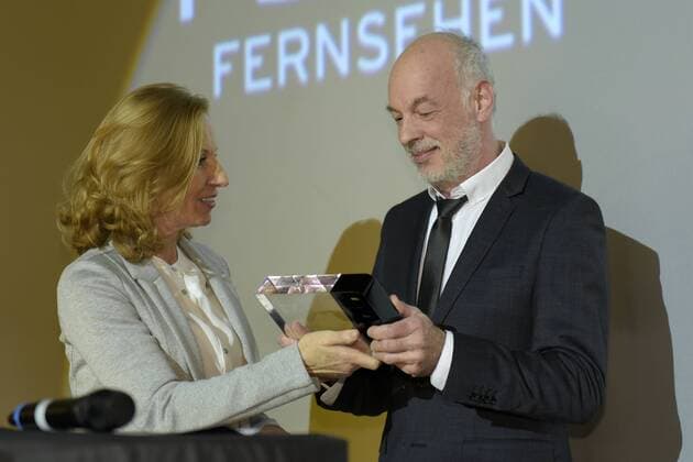 Patricia Schlesinger (Intendantin des rbb) und Regisseur Phillippe van Leeuw während der Verleihung des Panorama Publikumspreises anlässlich der 67. Berlinale 67. Internationale Filmfestspiele Berlin
