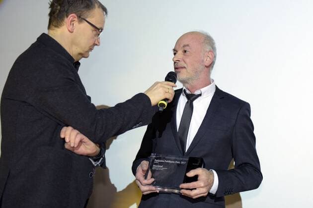 Moderator Knut Elstermann und Regisseur Phillippe van Leeuw während der Verleihung des Panorama Publikumspreises anlässlich der 67. Berlinale 67. Internationale Filmfestspiele Berlin