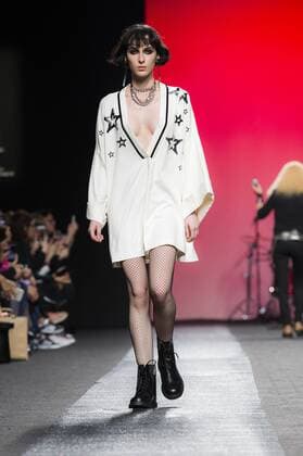 Model bei der Juana Martin Fashion Show mit Livemusik der Band Medina Azahara auf der Mercedes-Benz Fashion Week Madrid Autumn Winter 2017. Madrid, 19.02.2017 Juana Martin Model  Foto:xDyDxFotografosx xFuturexImage
