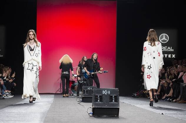 Model bei der Juana Martin Fashion Show mit Livemusik der Band Medina Azahara auf der Mercedes-Benz Fashion Week Madrid Autumn Winter 2017. Madrid, 19.02.2017 Juana Martin Model  Foto:xDyDxFotografosx xFuturexImage
