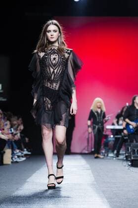 Model bei der Juana Martin Fashion Show mit Livemusik der Band Medina Azahara auf der Mercedes-Benz Fashion Week Madrid Autumn Winter 2017. Madrid, 19.02.2017 Juana Martin Model  Foto:xDyDxFotografosx xFuturexImage