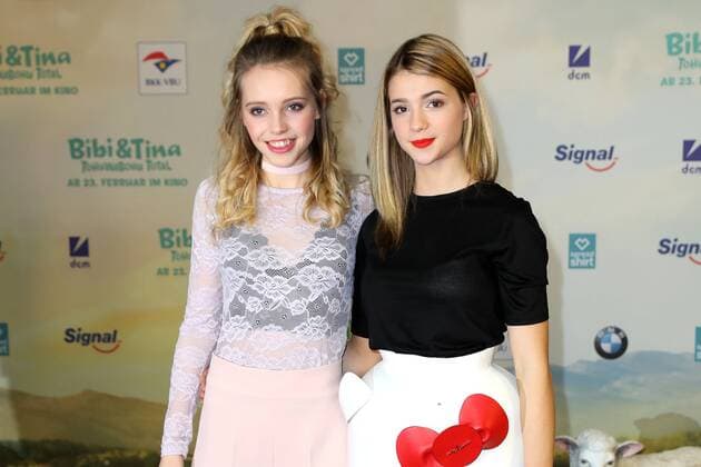 Lina Larissa Strahl und Lisa-Marie Koroll, die beiden Hauptdarstellerinnen bei der Bibi und Tina- Tohuwabohu Total Film Premiere am 19.02.2017 in Berlin Bibi und Tina- Tohuwabohu Total Filmpremiere in Berlin, 2017 
