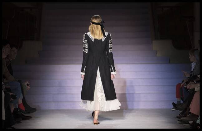 London Fashion Week - Temperley Modenschau . 19 02 2017. London, United Kingdom. Temperley London show on the third day of London Fashion Week for Autumn Winter 2017.  xStephenxLockx xi-Imagesx IIM-14436-0024