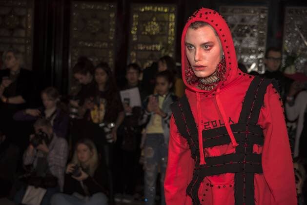 London Fashion Week - Haluminous Modenschau London Fashion Week: Haluminous Presentation AW17 Haluminous presentation of AW17 collection at Fashion Scout. Haluminous is a Sydney (AUS) bades womenswear and accessories brand, founded in 2016 by designer Hannah Kim  AlbertoxPezzali