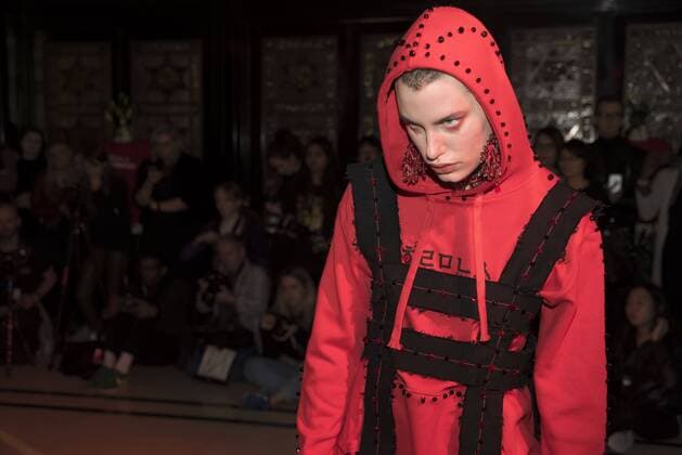 London Fashion Week - Haluminous Modenschau London Fashion Week: Haluminous Presentation AW17 Haluminous presentation of AW17 collection at Fashion Scout. Haluminous is a Sydney (AUS) bades womenswear and accessories brand, founded in 2016 by designer Hannah Kim  AlbertoxPezzali