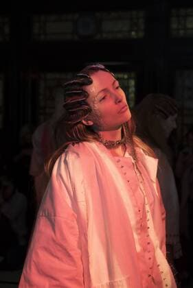 London Fashion Week - Haluminous Modenschau London Fashion Week: Haluminous Presentation AW17 Haluminous presentation of AW17 collection at Fashion Scout. Haluminous is a Sydney (AUS) bades womenswear and accessories brand, founded in 2016 by designer Hannah Kim  AlbertoxPezzali