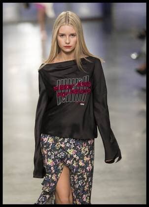 London Fashion Week - Lottie Moss während der Topshop Unique Modenschau . 19 02 2017. London, United Kingdom. Lottie Moss on the catwalk at the Topshop Unique show on day three of London Fashion Week for Autumn Winter 2017.  xStephenxLockx xi-Imagesx IIM-14434-0033