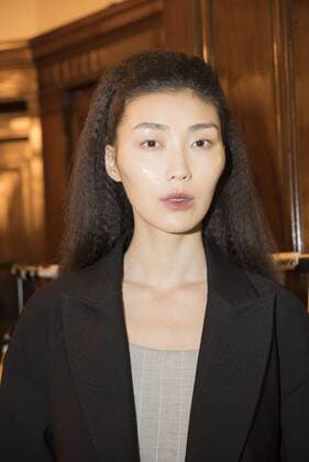 London Fashion Week - Theo Vii Modenschau London Fashion. Theo Vii s Fashion Show AW17 Theo Vii s fashion show at Fashion Scout AW17. Theo Vii is a brand co-founded by the designers Miao Ho and Yui Ding in 2015. Theo Vii works at breaking barriers between gender, creating a harmony between menswear and women s wear.  AlbertoxPezzali